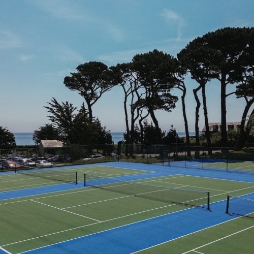 Ace local tennis clubs and padel courts at your service