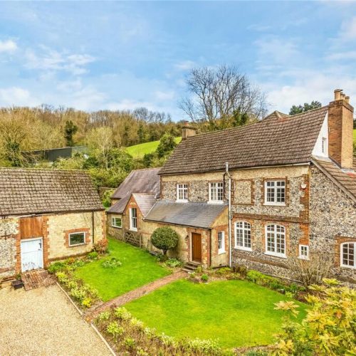 Property flirt! Country house in Godstone