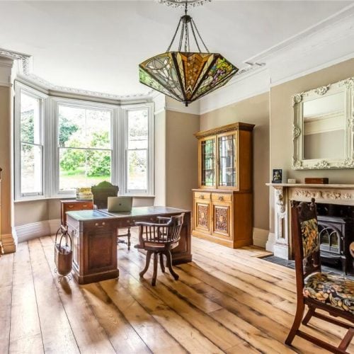 Property flirt! Country house in Godstone